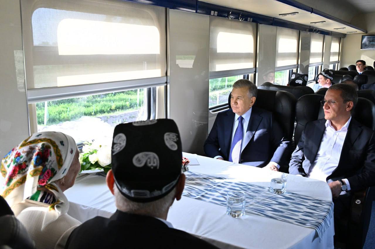 Давлатимиз раҳбари юртимизда ишлаб чиқарилаётган вагонлар ва Урганч-Хива электрлаштирилган темир йўлини кўздан кечирди